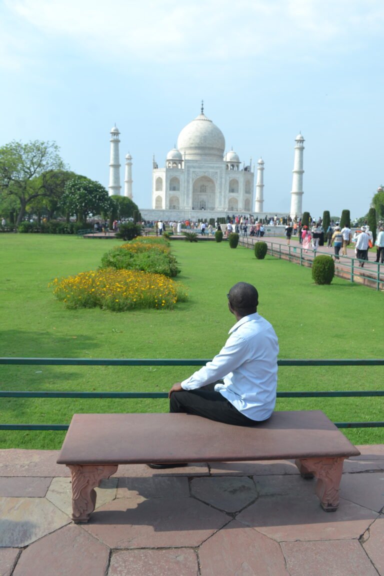 Le fondateur de VodiaTravel en voyage, devant le Taj Mahal à Agra (Inde)