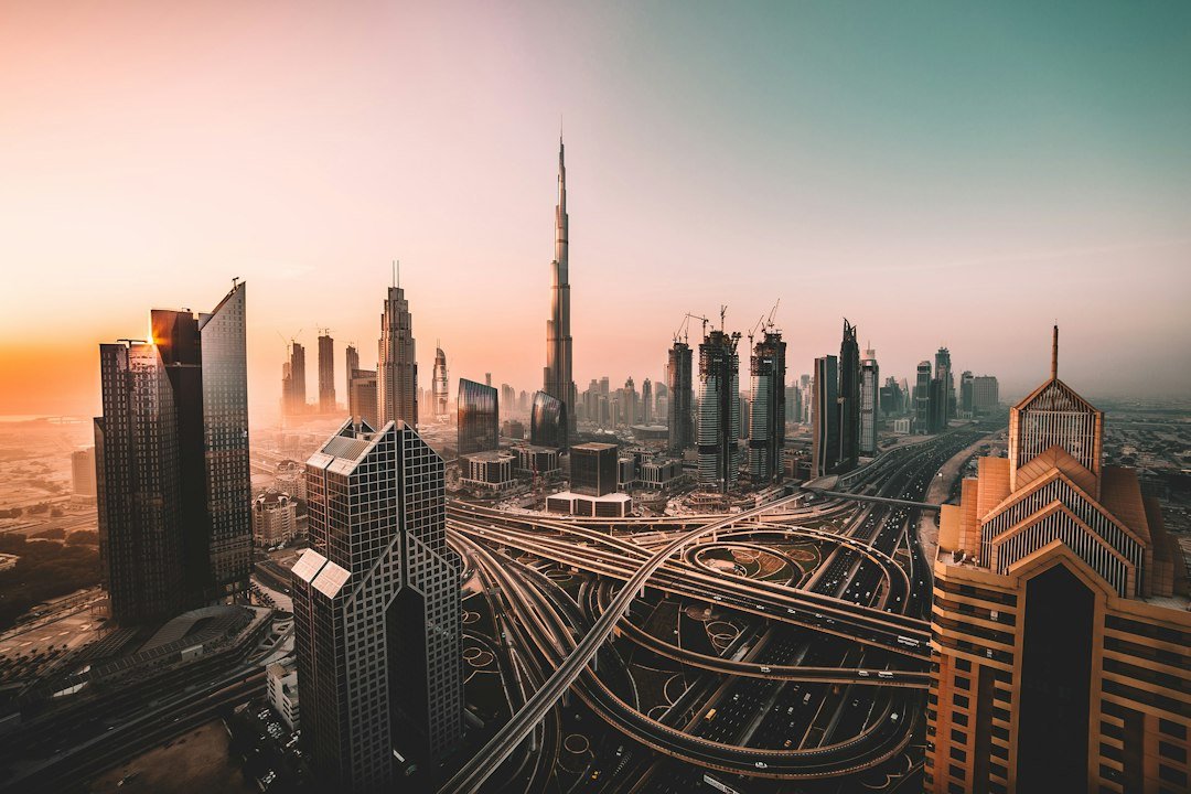 Vue de Dubaï au lever du soleil avec le Burj Khalifa